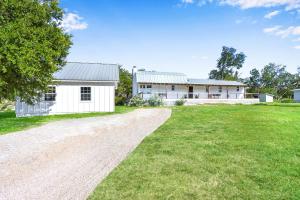 Happiness Ranch - Pecan Tree House