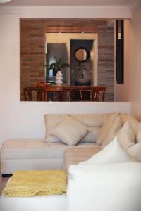 Stunning modern house moments from the beach!