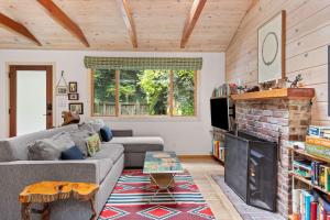 Cozy Riverfront Cabin with Dock Fire Pit & Dogs OK