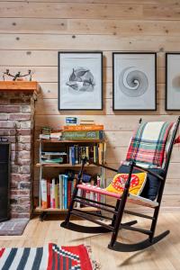 Cozy Riverfront Cabin with Dock Fire Pit & Dogs OK