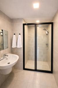 Modern Apartment with Gym & Pool