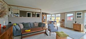 Cozy Yellow Holiday Home With Sea View
