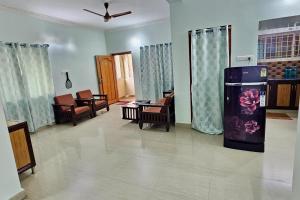 TrueLife Comfort Inn - Near PS4 veg restaurant - On way to Balaji Temple - 2BHK AC apartments - Coffee Tea Milk - Fast WiFi, Kitchen, Dining, Android TV, Parking - Easy access to Airport, Railway Station and toTemples - Top service with lots of Love