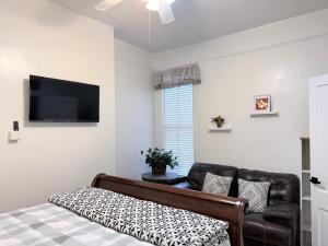 The Fan Comfort Stay near VCU Free Parking Fenced Yard