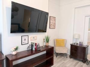 The Fan Comfort Stay near VCU Free Parking Fenced Yard