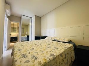 Residencial Cayman - Apartamento espaçoso a apenas 3 minutos da Praia de Palmas, com ar-condicionado em todos os cômodos e sacada com vista para a rua.