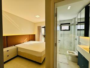 Apartamento de frente para o mar na Praia de Palmas com uma suíte e duas demi-suítes.