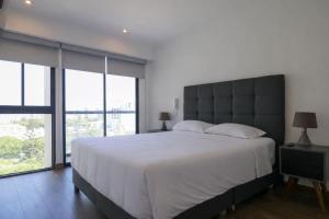 Brezzo Poolside Living 2BR in Miraflores