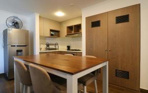 Brezzo Poolside Living 2BR in Miraflores