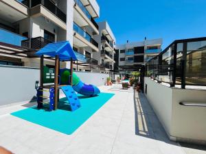 Oásis do Atlântico 303 A - Apartamento elegante na Praia de Palmas, em um condomínio clube completo.