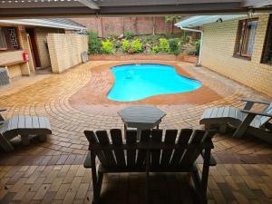 Home at 6 self-catering apartment in prime Ferncliffe