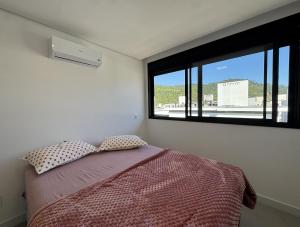 Oásis do Atlântico 402 A – Apartamento amplo em condomínio completo a apenas 5 minutos da Praia de Palmas