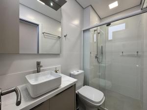 Oásis do Atlântico 402 A – Apartamento amplo em condomínio completo a apenas 5 minutos da Praia de Palmas
