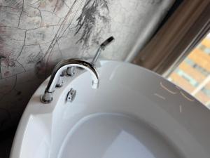 SKY TOWER Katowice l Piętro 26 l Wanna z Widokiem na Miasto