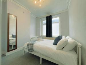 Home near Cardiff city centre 3 bed house, parking