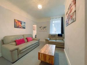 Home near Cardiff city centre 3 bed house, parking