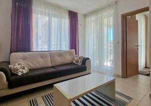 Petrovac 5 Min to Beach, Heated Pool, Balcony, 2008 Built