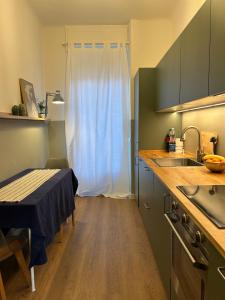 Sunny Terrace Apartment Steps from Metro