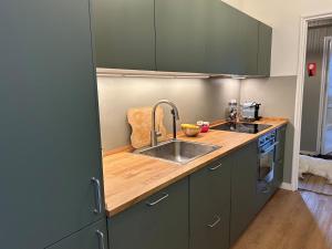 Sunny Terrace Apartment Steps from Metro