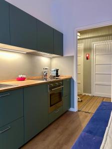 Sunny Terrace Apartment Steps from Metro