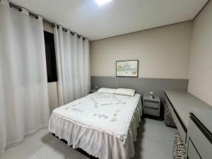Quinta do Arvoredo – Apartamento confortável na Praia de Palmas com dois dormitórios, incluindo uma suíte, a 500 metros do mar.