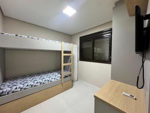 Quinta do Arvoredo – Apartamento confortável na Praia de Palmas com dois dormitórios, incluindo uma suíte, a 500 metros do mar.