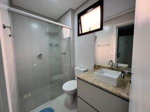 Quinta do Arvoredo – Apartamento confortável na Praia de Palmas com dois dormitórios, incluindo uma suíte, a 500 metros do mar.