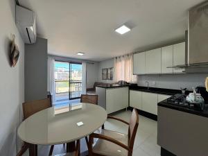 Quinta do Arvoredo – Apartamento confortável na Praia de Palmas com dois dormitórios, incluindo uma suíte, a 500 metros do mar.