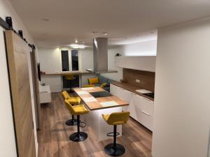 NEW Modern Apartment in City Center