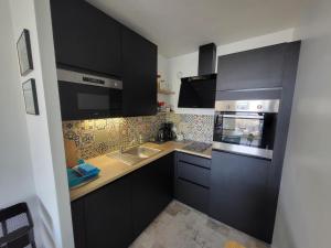 Studio neuf proche plage et commerces, balcon vue mer - FR-1-92-945