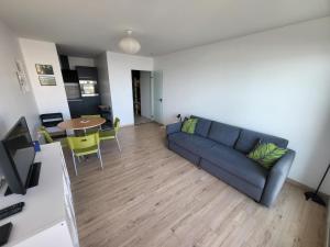 Studio neuf proche plage et commerces, balcon vue mer - FR-1-92-945