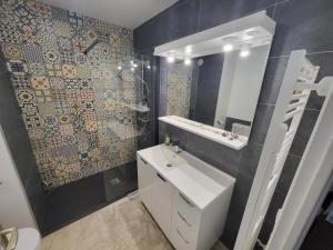 Studio neuf proche plage et commerces, balcon vue mer - FR-1-92-945