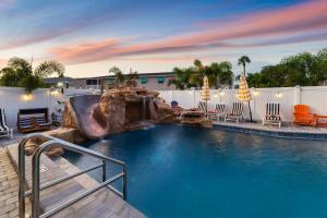 Min to IMG - Heated Pool - Putt Putt - Sleeps 6