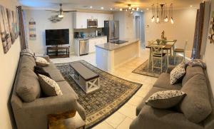 Min to IMG - Heated Pool - Putt Putt - Sleeps 6