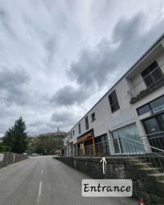 NEW Modern Apartment in City Center