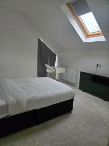 8 Bedroom House Sleeps 20 - Private Garden