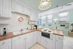 Garden Studio Retreat with Pool Deck Access