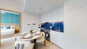 Vacationer Holiday Homes I Chic 1 Bed with Skyline and Canal View
