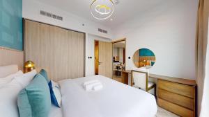 Vacationer Holiday Homes I Chic 1 Bed with Skyline and Canal View