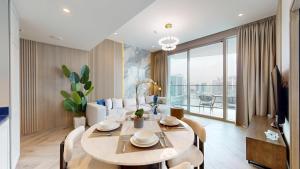 Vacationer Holiday Homes I Chic 1 Bed with Skyline and Canal View