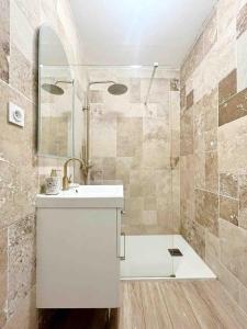 Le Claridge - Apt 4 Prs - Clim - Balcon - 5 min plages