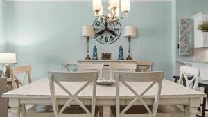 Beach Breeze by AvantStay Beachfront Beach Chairs Included 2 Pools