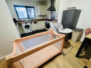 Atom, 4Bed 3Bath,1 Living Room Large House in East London, Sleeps 15, Garden, WIFI, Free Parking, For Families, Contractors, Groups, Corporates