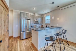 Mountain Mod- dog friendly, new condo