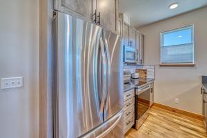 Mountain Mod- dog friendly, new condo