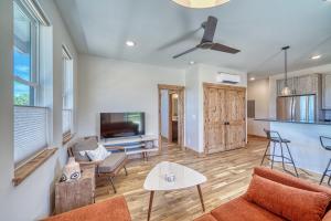 Mountain Mod- dog friendly, new condo
