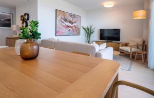 Contemporary Three-Bedroom Apartment with Pool & Gym close to Malaga