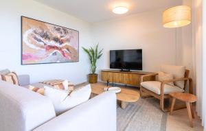 Contemporary Three-Bedroom Apartment with Pool & Gym close to Malaga