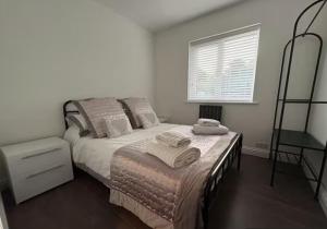 Spacey 2-Bedroom Apartment in Harefield, North West London