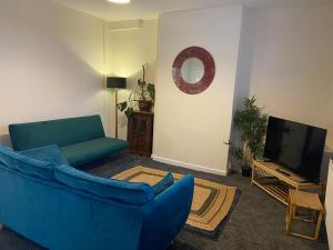 Cosy Town Centre House near M6 & park & parking